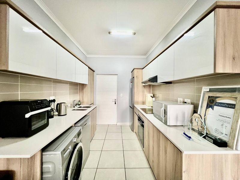 Top-Floor Unit with Breathtaking Views and Modern Comfort - Photo 3