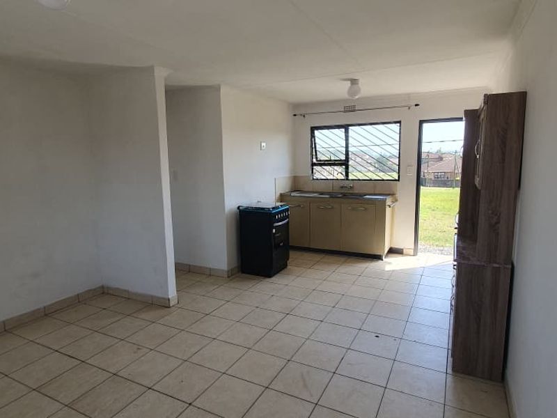 Welcome to this charming single-family home available for rent in the sought-after neighborhood of Brackenham. - Photo 2