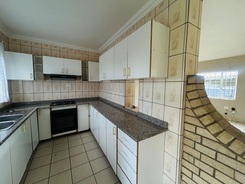 Spacious 1 Bedroom Garden Cottage on Large Shared Property - Photo 6