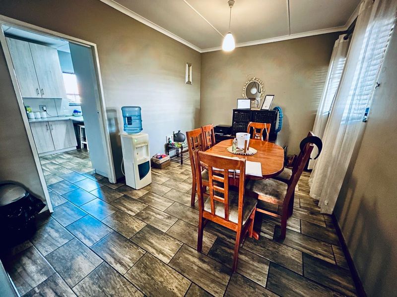 3 bedroom house with flatlet for sale in Vryheid - Photo 4