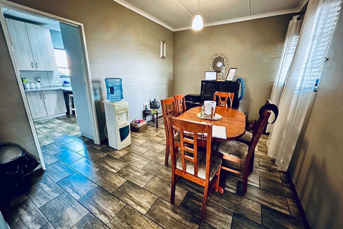 3 bedroom house with flatlet for sale in Vryheid - Photo 4