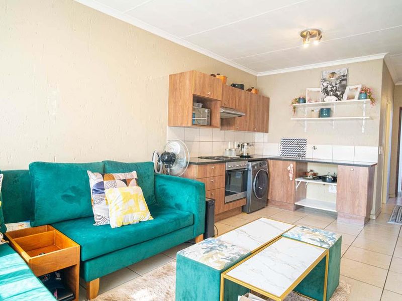 Top Floor 2 Bed Apartment with Balcony - Photo 1