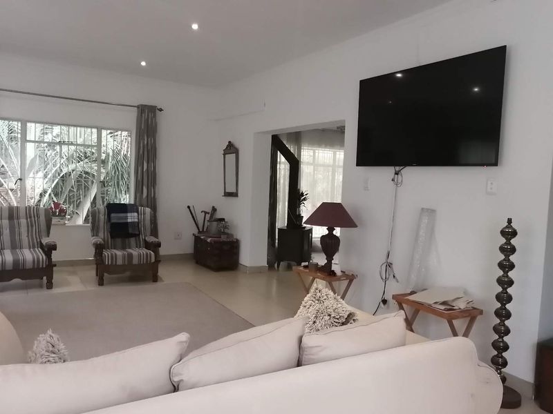 Family home with stunning kitchen and open plan living areas - Photo 6