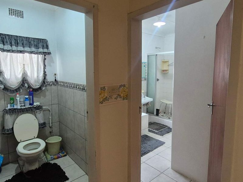 Charming Family Home in Senekal with Flatlet - Photo 9