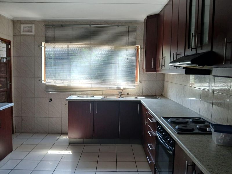 House for Sale in Silverglen - Photo 3
