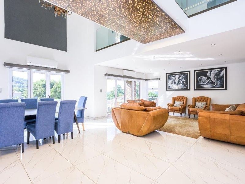 The Pinnacle of Comfort and Elegance in West Hills Estate: Welcome to Your Dream Home - Photo 8