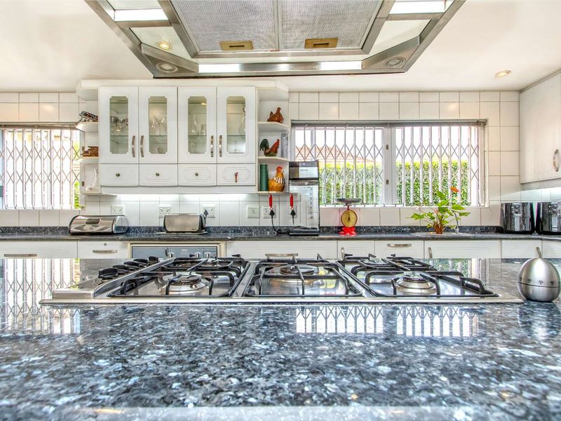 3 Bedroom Family Home with a Garden Cottage - Photo 7