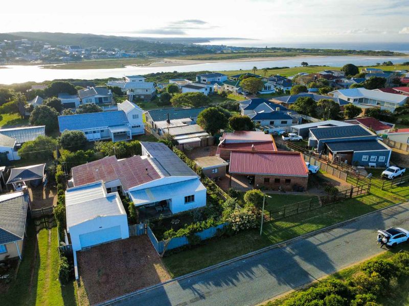Harbour Area Family Home – Endless Potential in a Prime Stilbaai West Location. - Photo 1