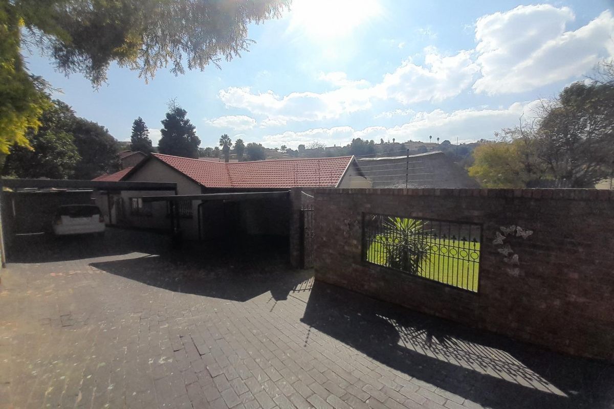 Family Living Made Easy: 4 Beds, 2 Baths, Plus Play Area - Photo 2