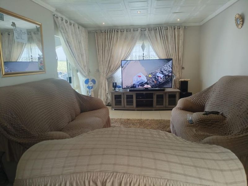 Chill Out in Savannah Park: Your Perfect Family Pad Awaits! - Photo 8
