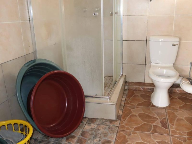 Spacious 3 Bedroom Family Home with Large Yard in Homelake - Photo 8