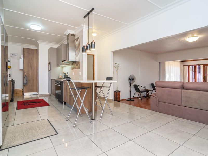 Charming Family Home for Rent in Bordeaux, Randburg - Photo 2