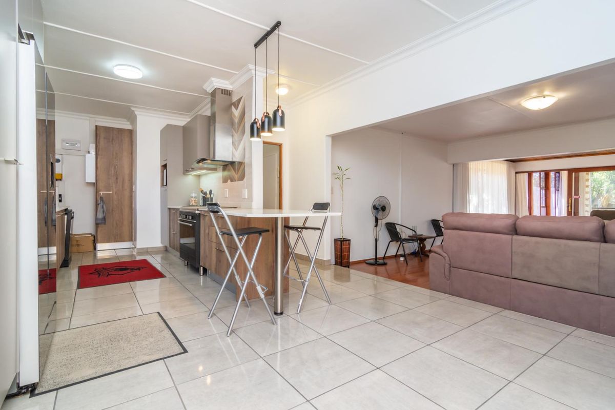 Charming Family Home for Rent in Bordeaux, Randburg - Photo 2