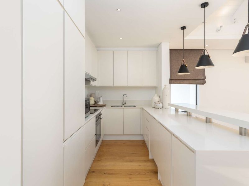 Luxurious Unfurnished Two-Bedroom Polo Village Apartment on Val de Vie Estate - Photo 3