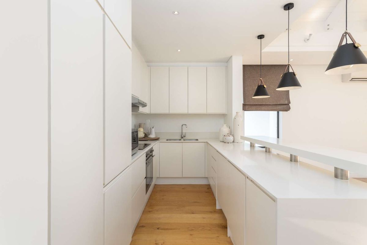 Luxurious Unfurnished Two-Bedroom Polo Village Apartment on Val de Vie Estate - Photo 3