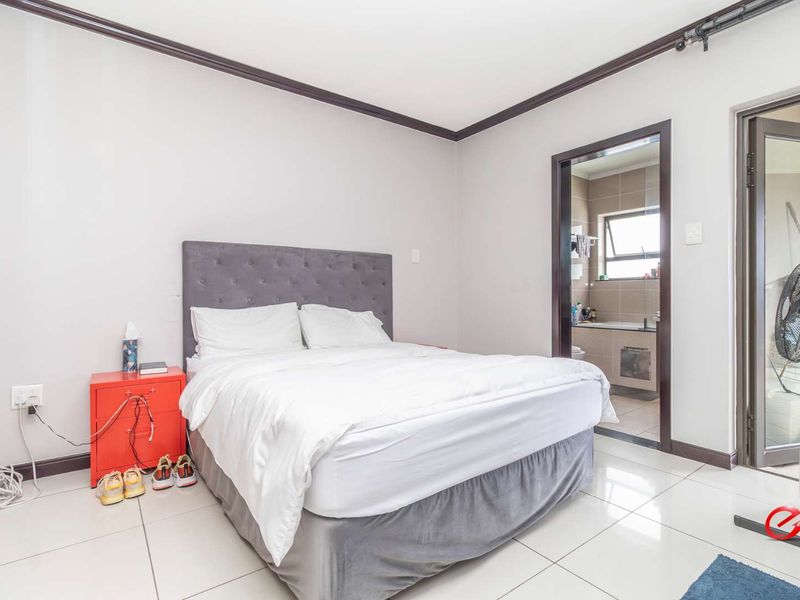 Top Floor Apartment Close to Amenities - Photo 2