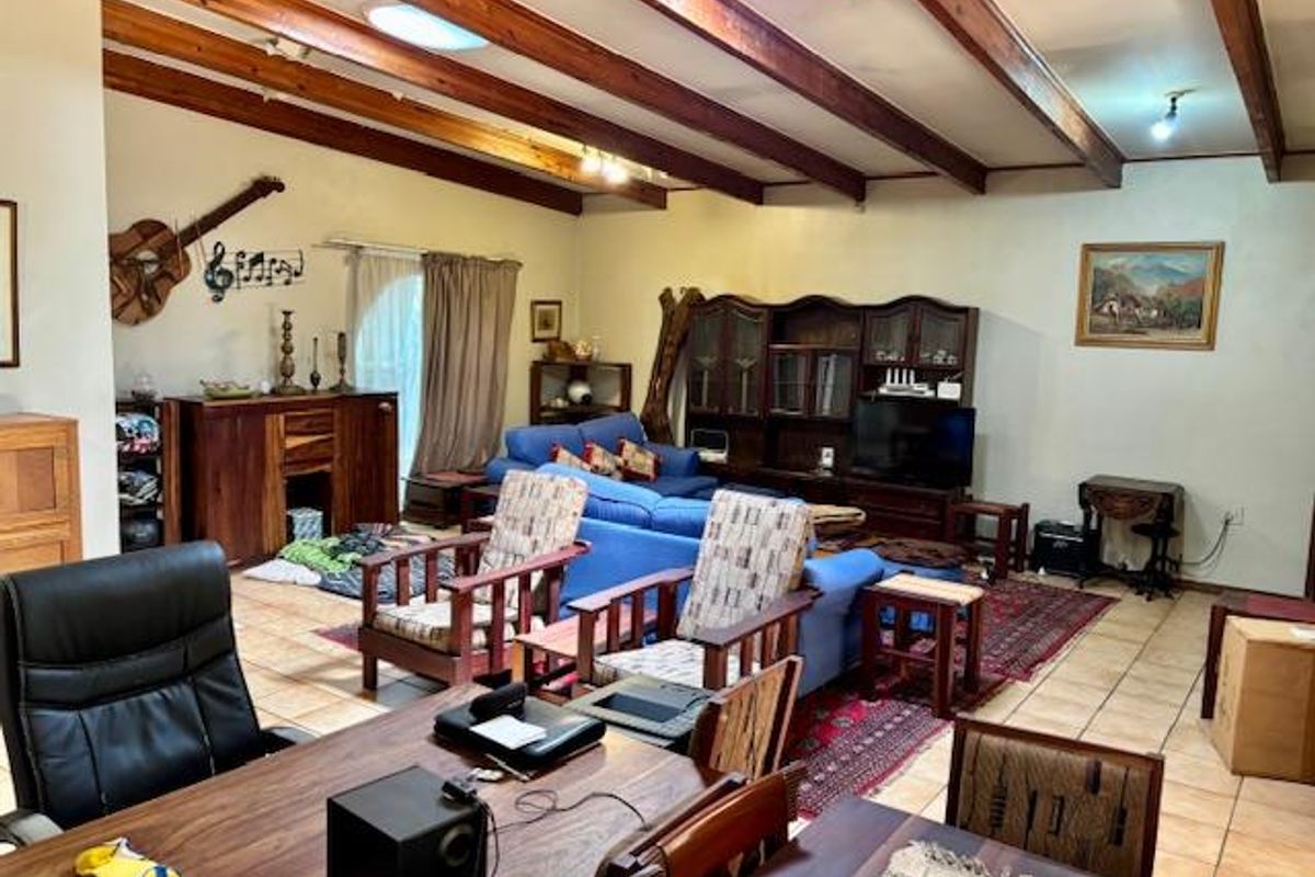 Spacious Family Home with Flatlet on Large Stand - Photo 4