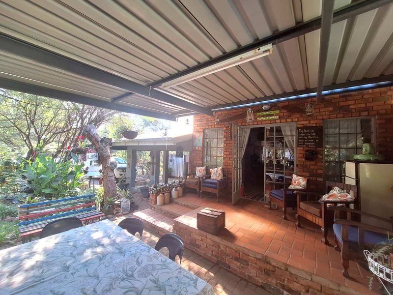 Charming 2-bedroom Retreat with Lovely Entertainment Area - Photo 3