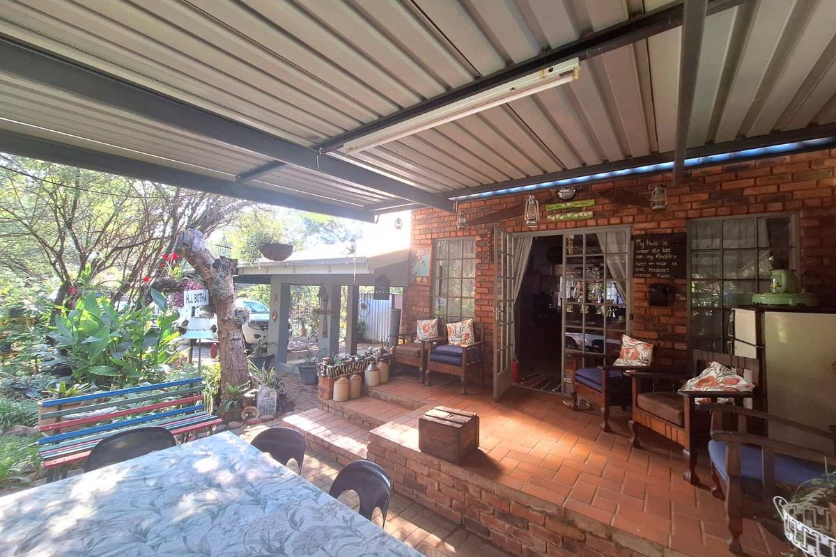 Charming 2-bedroom Retreat with Lovely Entertainment Area - Photo 3