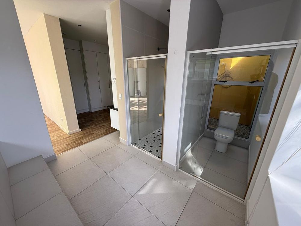 Main en-suite bedroom with a walk-in closet