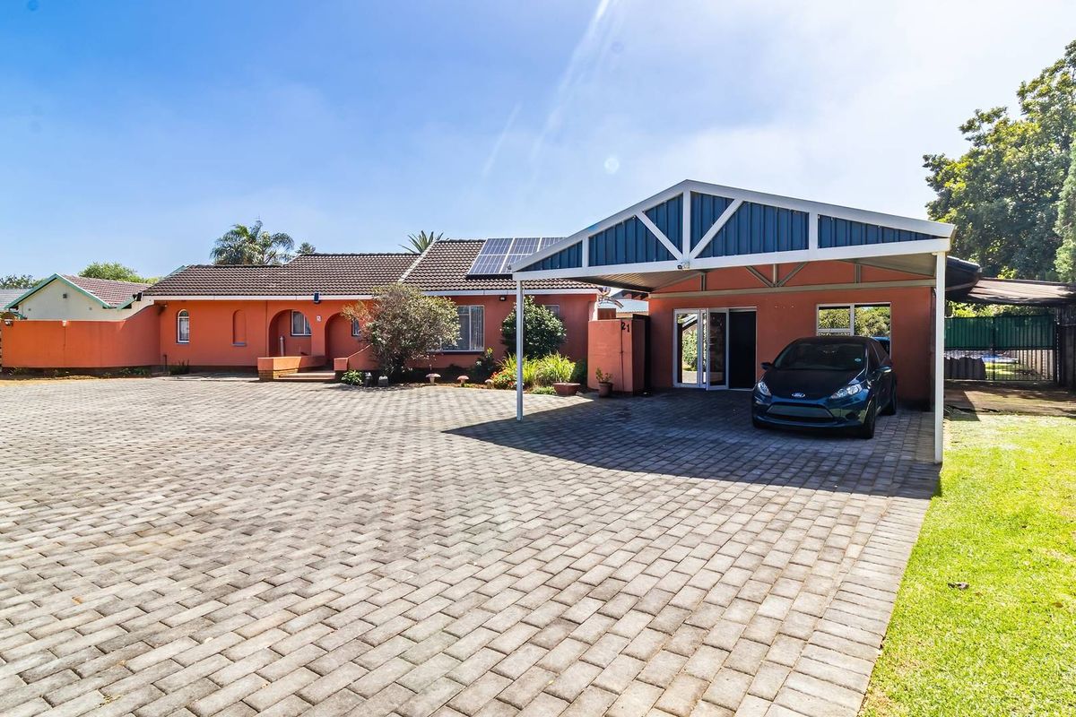 Charming Family Home with Flatlet and Workshop on Expansive Stand - Photo 3