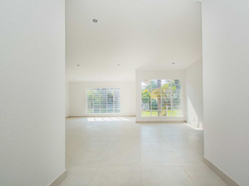 Spacious Fairfield Estate Home on 850m2 with Private Garden - Photo 2