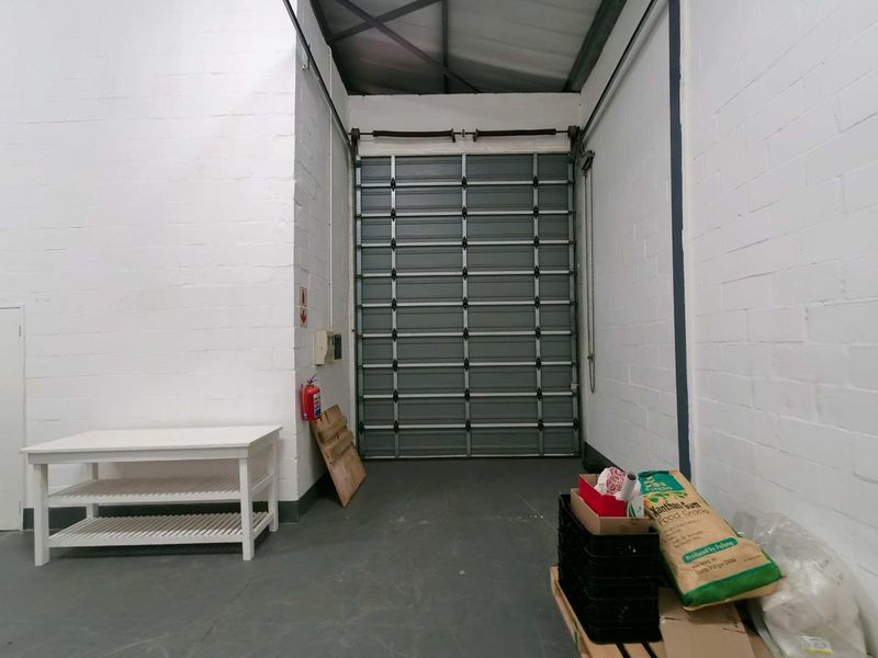 MINI WAREHOUSE/OFFICES TO LET - MONTAGUE GARDENS - Photo 3