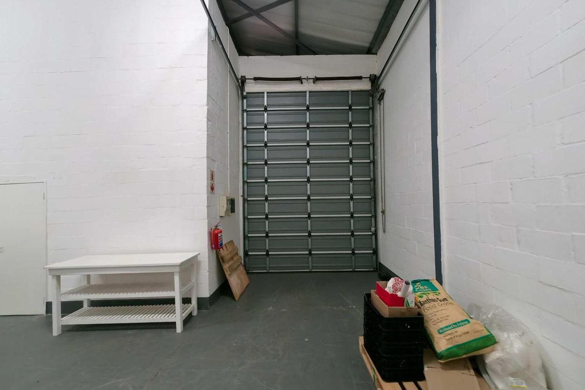 MINI WAREHOUSE/OFFICES TO LET - MONTAGUE GARDENS - Photo 3