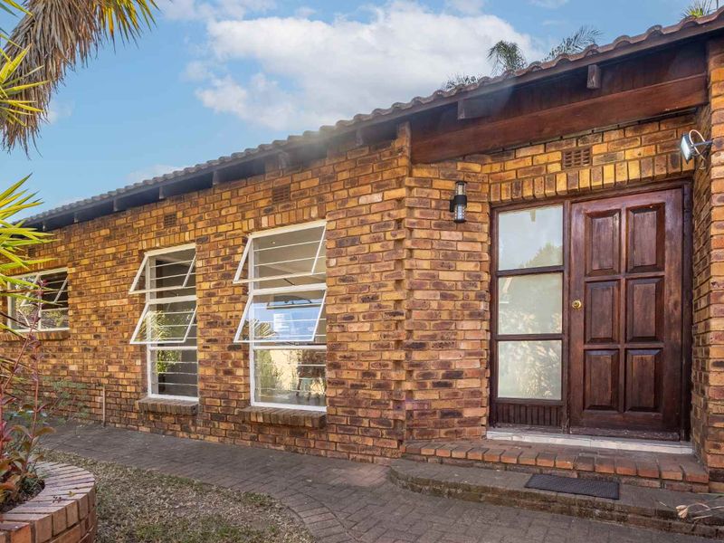 Charming 3-Bed Home with Pool & Solar Power - Photo 8