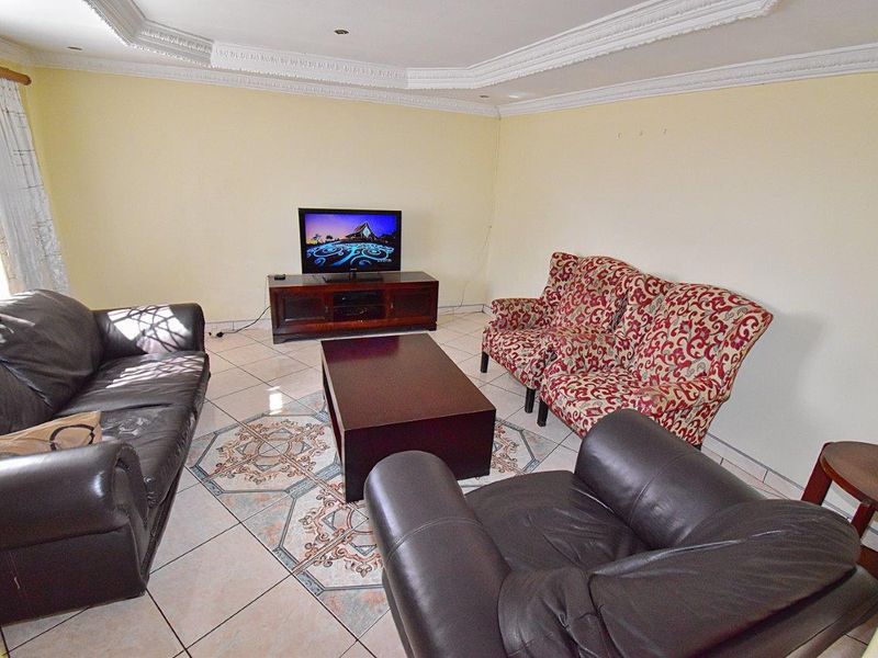 "Welcome Home: Spacious 3-Bed Dream Awaits!" - Photo 7