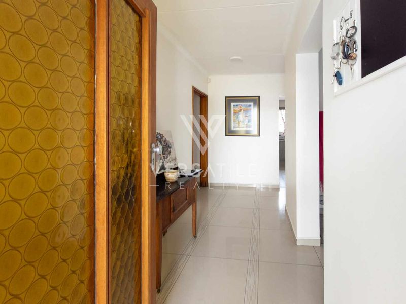 3 bedroom home with bachelor flat - Photo 5