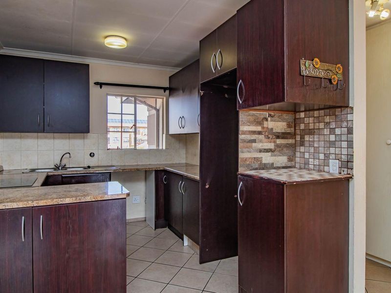 Your Ideal 2-Bed Apartment with Ensuite & Pool Amenities! - Photo 5