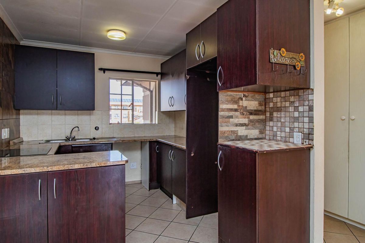 Your Ideal 2-Bed Apartment with Ensuite & Pool Amenities! - Photo 5
