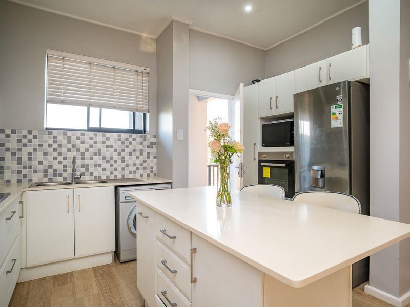 Hillcrest Central Living: Modern Apartment with Pool & Security - Photo 3