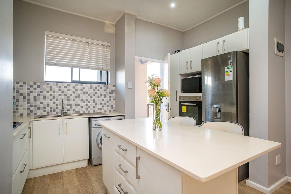 Hillcrest Central Living: Modern Apartment with Pool & Security - Photo 3