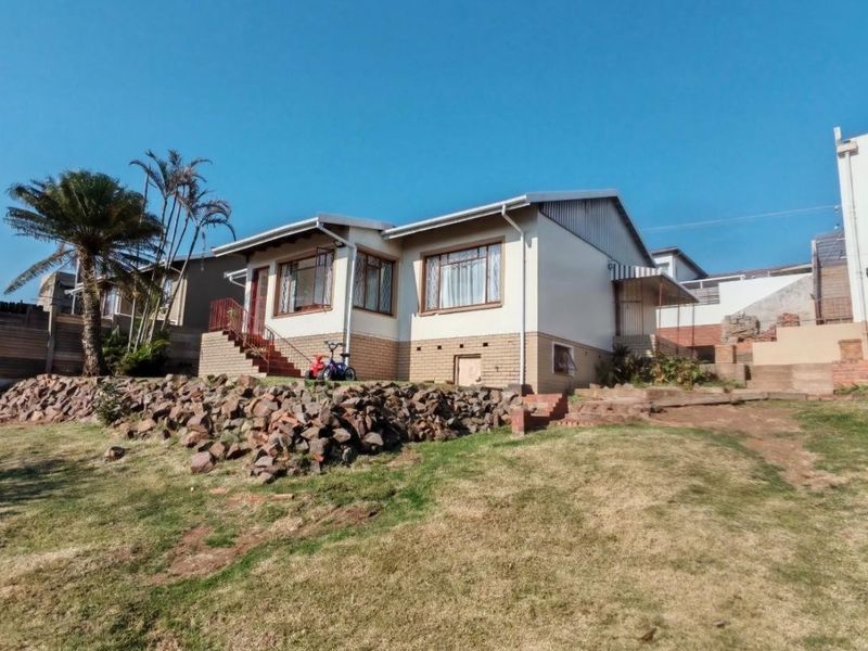Three-Bedroom Ocean View Starter Home with Inland views nestled in Spacious Garden - Photo 1