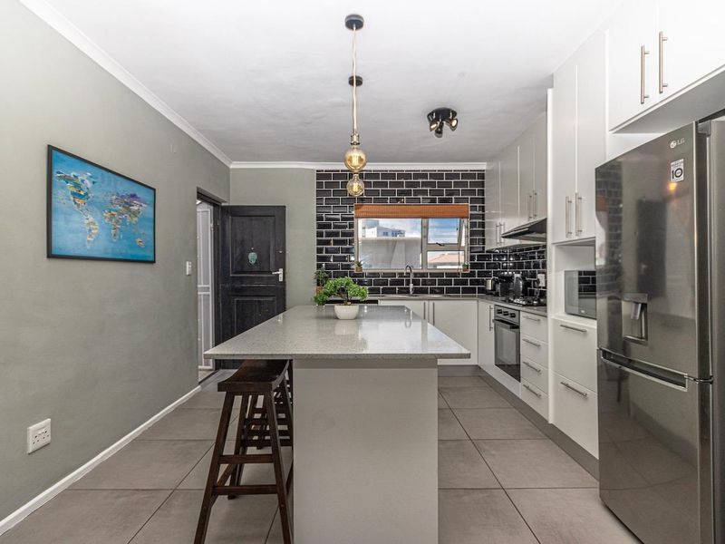 Luxury 2-Bedroom Garden Apartment with Passage Sea Views - Photo 5