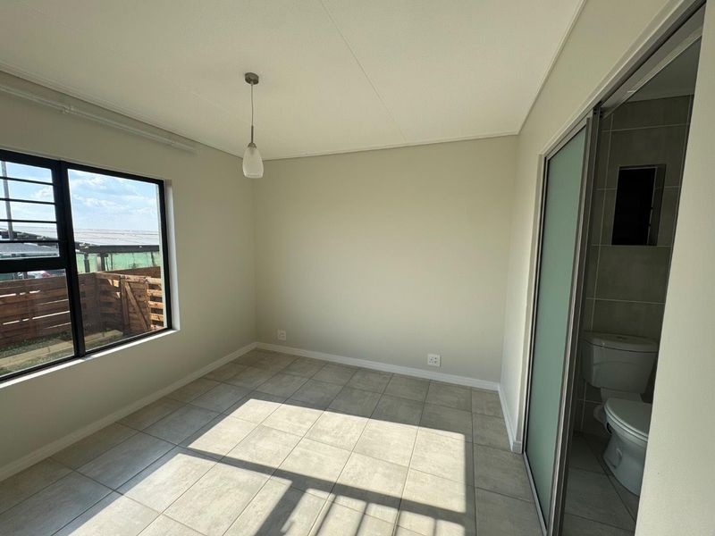 Modern Ground Floor Apartment with Private Garden - Photo 5