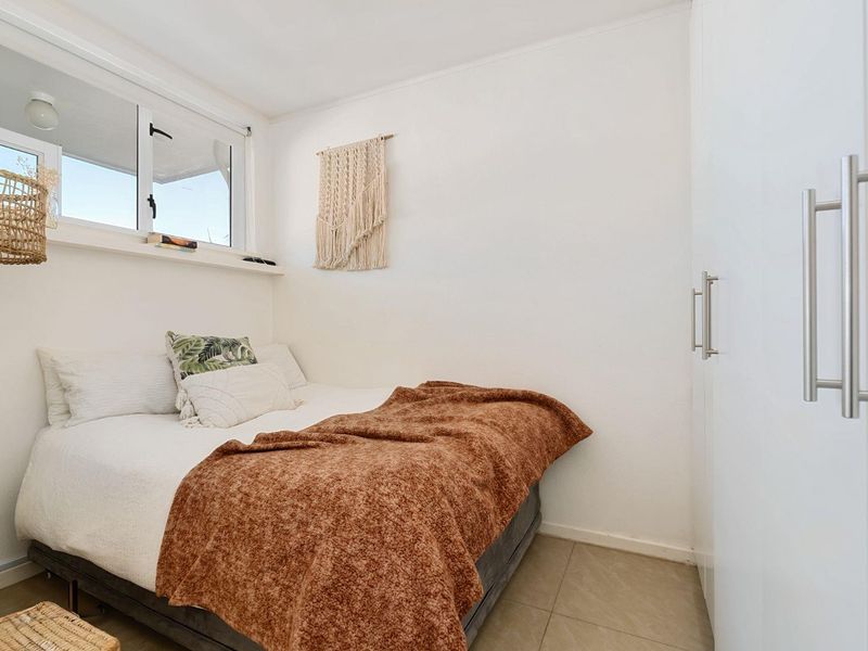 Light & Bright Studio with Ocean Views – Steps from the Promenade - Photo 10