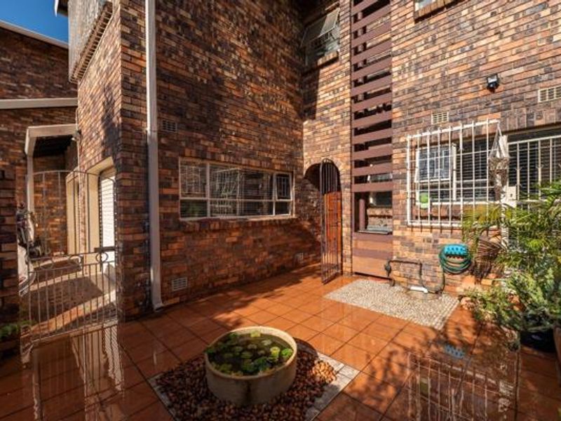 3 Bedroom Family Home in a Secure Glenvista Gardens Complex - Photo 4