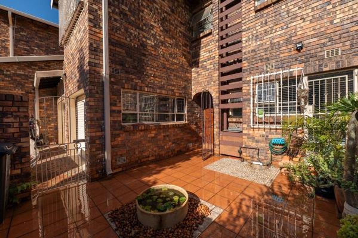 3 Bedroom Family Home in a Secure Glenvista Gardens Complex - Photo 4