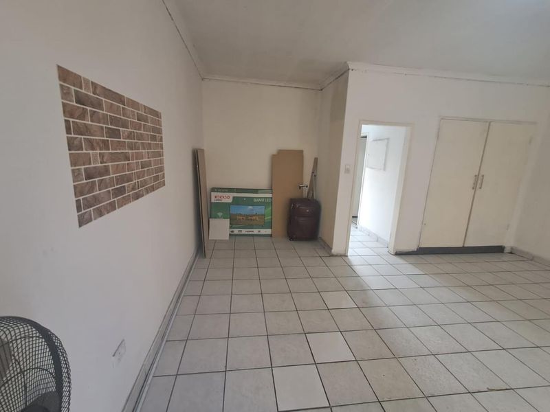 1 Bedroom Apartment In Henriette Complex pretoria west. - Photo 3