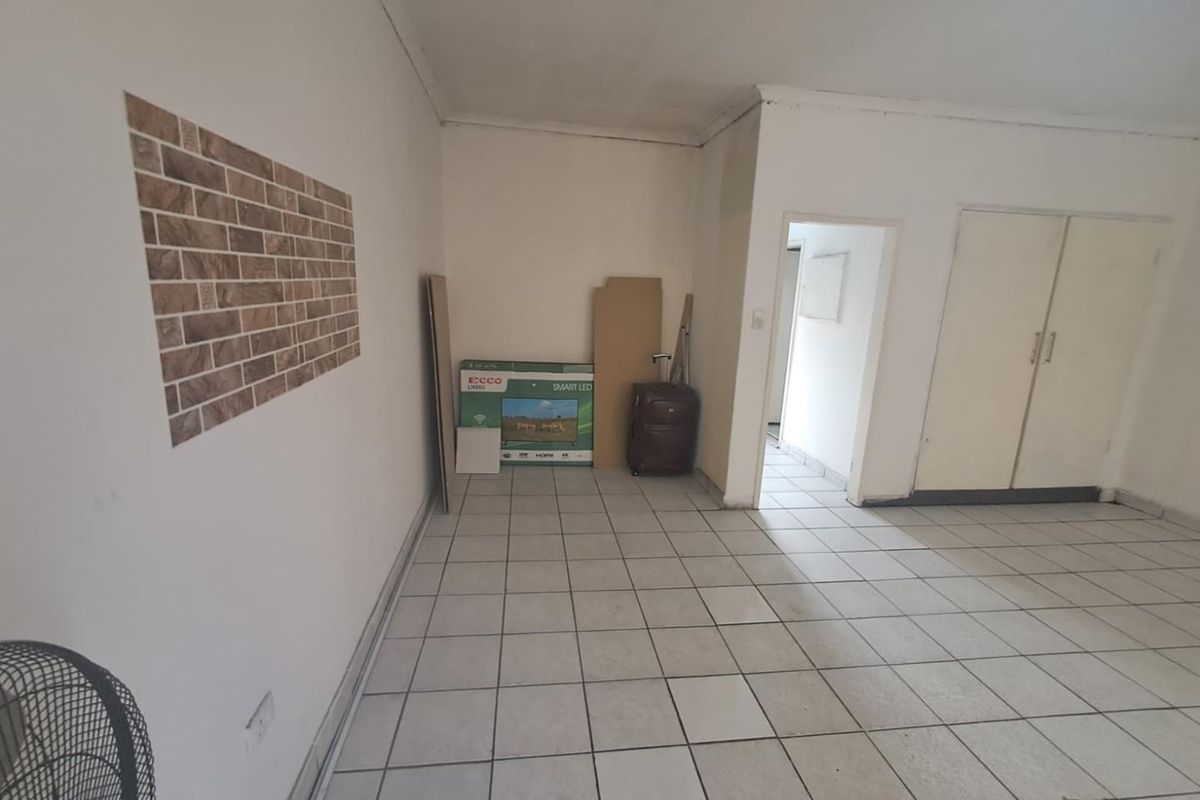 1 Bedroom Apartment In Henriette Complex pretoria west. - Photo 3
