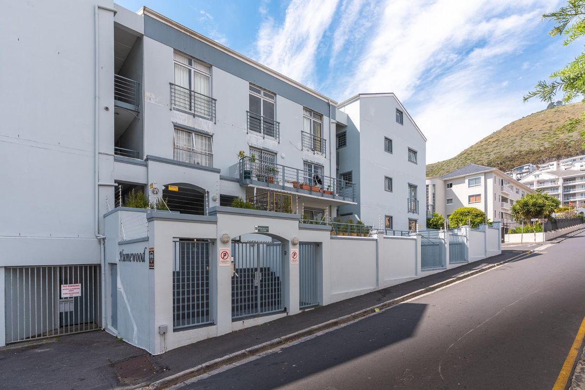 Furnished 2 bedr/2 batr apartment in Green Point with covered parking - Photo 2