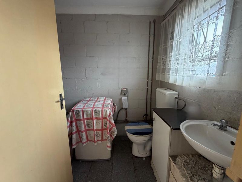 2 Bedroom Starter Home for Small Family - Photo 10