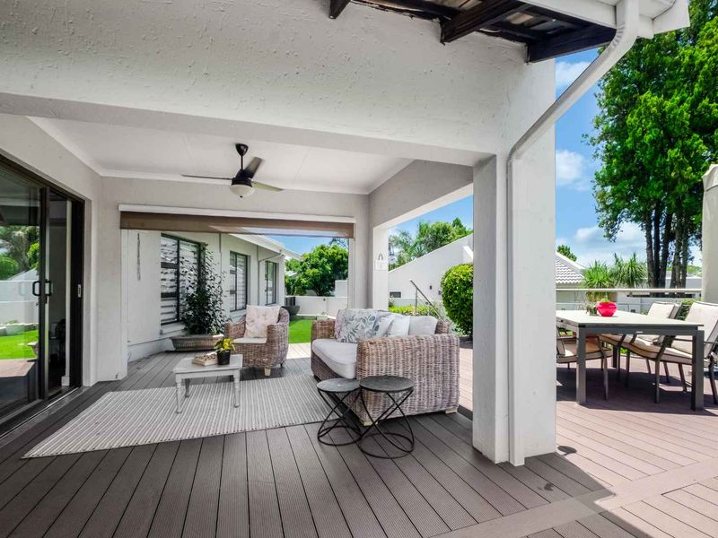 A MODERN MASTERPIECE TUCKED AWAY IN A CUL-DE-SAC INSIDE LOVELY SOMERSET GARDENS - Photo 3