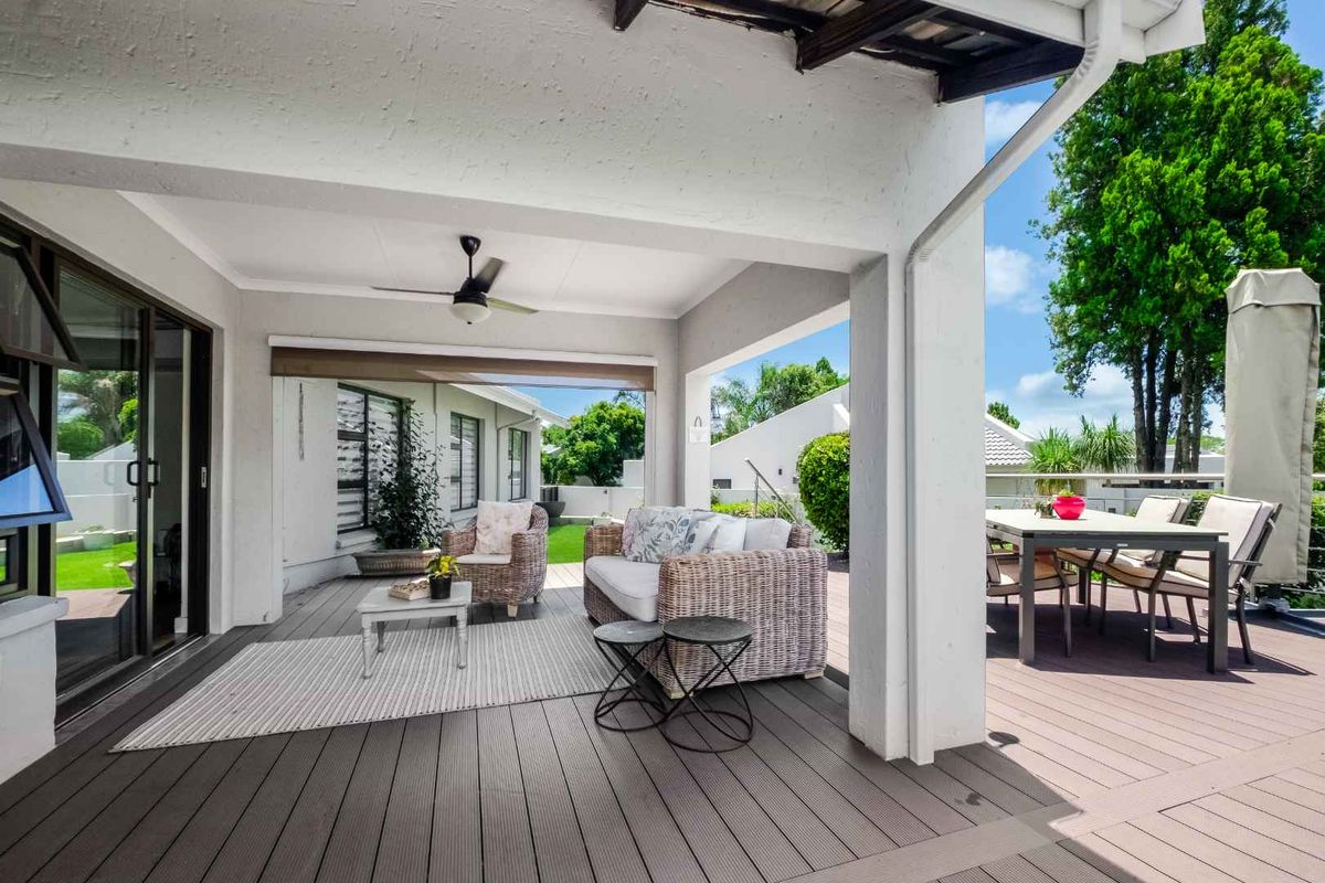 A MODERN MASTERPIECE TUCKED AWAY IN A CUL-DE-SAC INSIDE LOVELY SOMERSET GARDENS - Photo 3