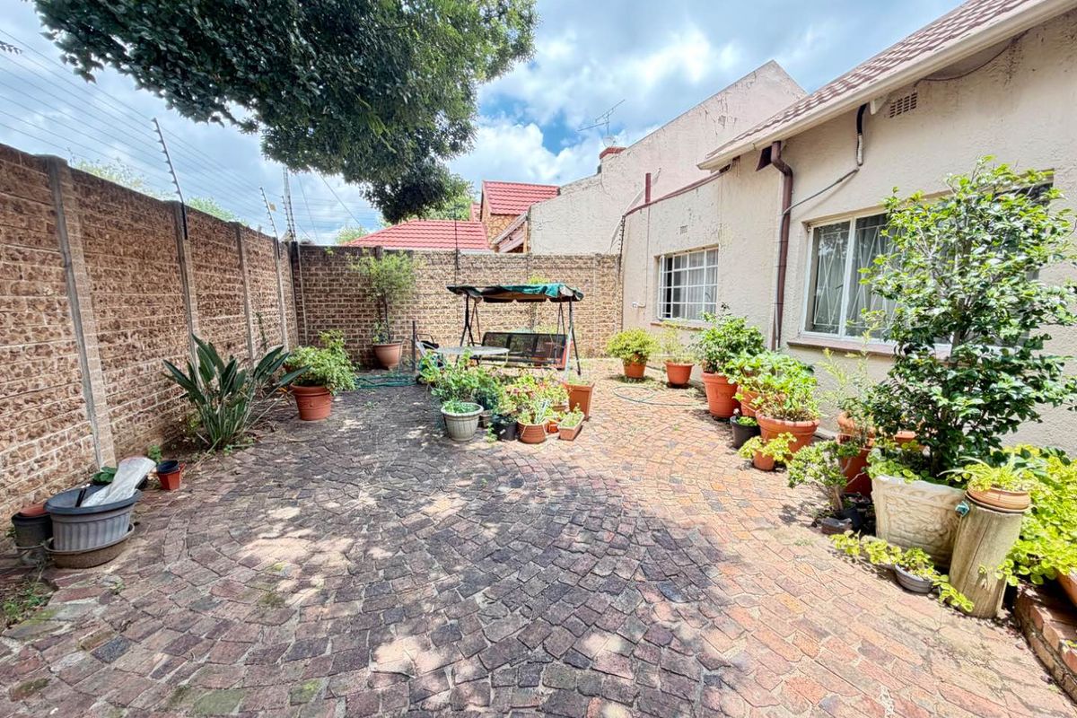 Charming Home with Endless Potential - Act Fast! - Photo 2