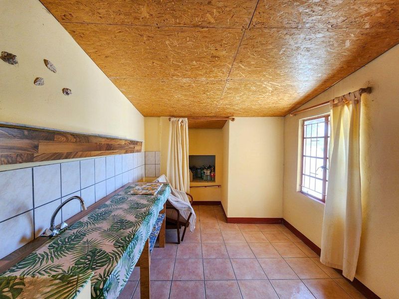 Uis:  3 Bedr Older home is for sale - Photo 9