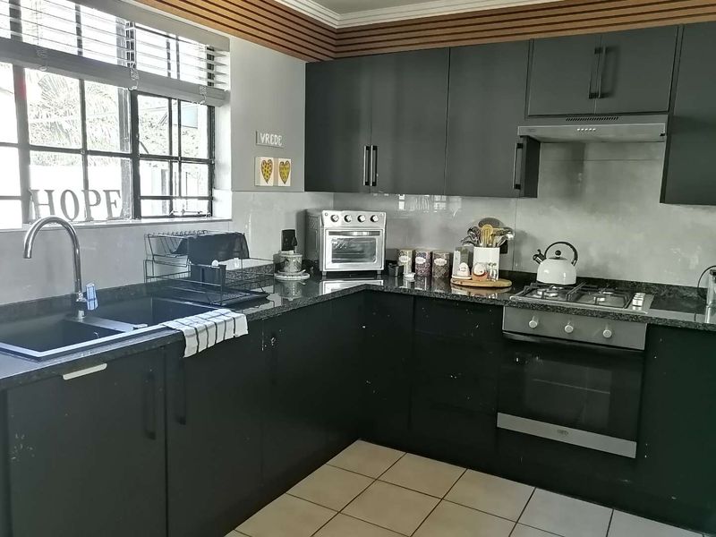 Stunning cluster in secure estate - Photo 3